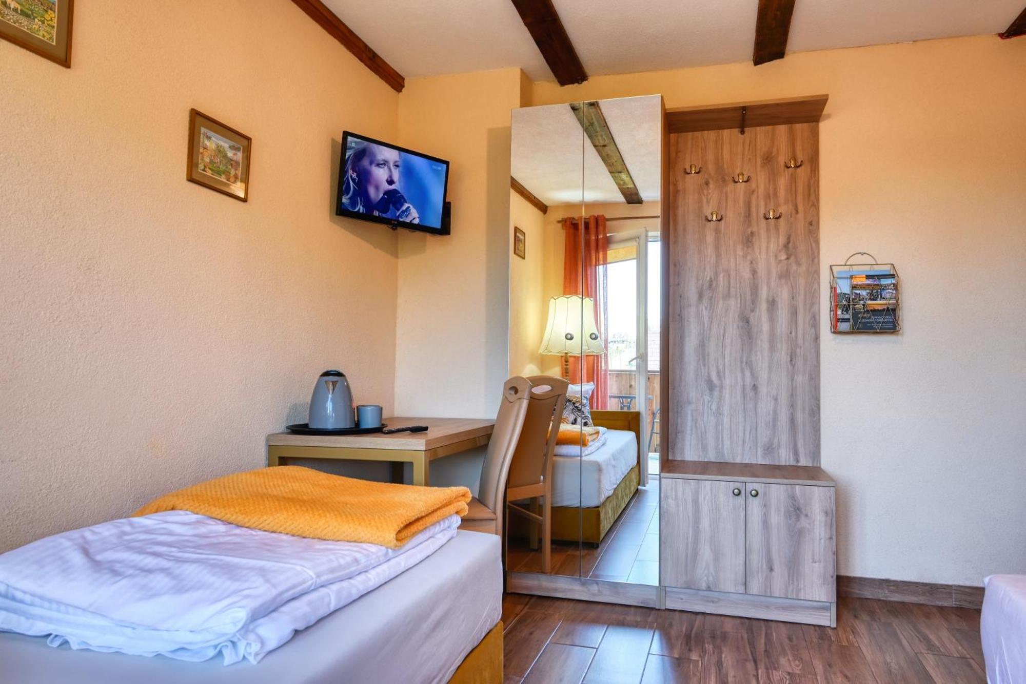 두슈니키 즈드로지 Osrodek Jagienka Zieleniec B&B 외부 사진
